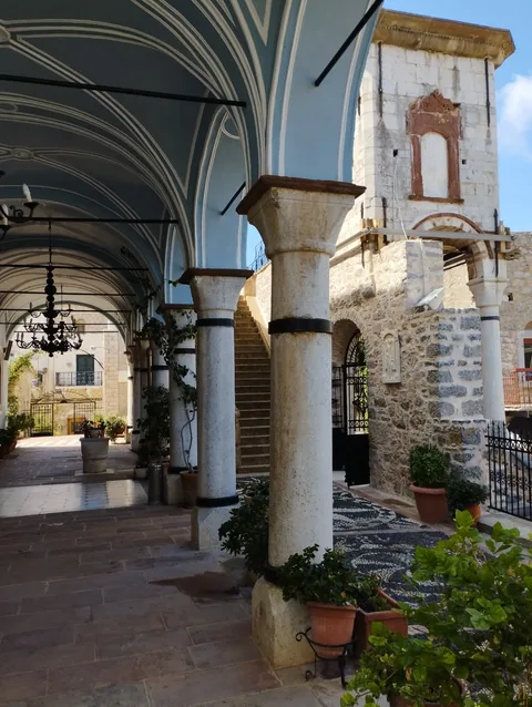 A shared stone arcade and passage in Mesta